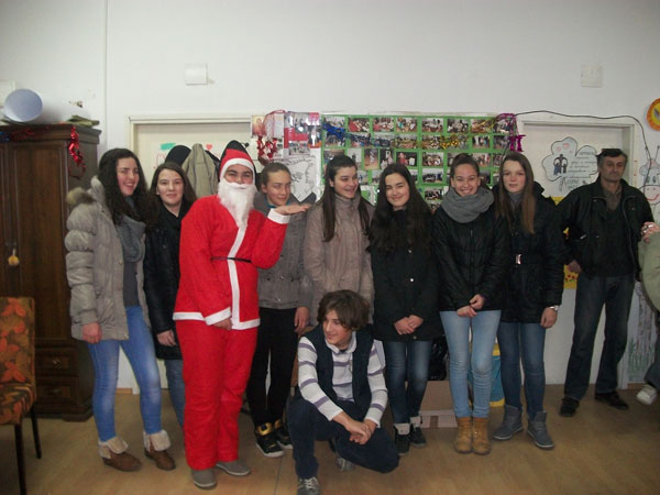 Djed Mraz i predstavnici Osnovne skole Brod